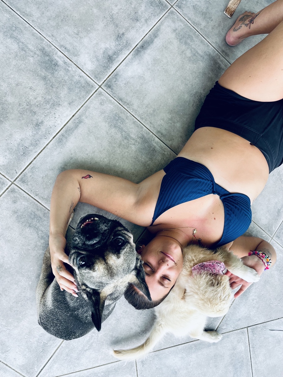 Luisa entourée de deux chiens